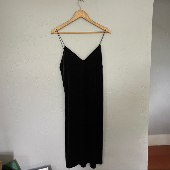 Zara Black Velvet V neck Spaghetti Strap Whimsigoth Dark Academia Midi Dress NWT - Picture 2 of 5